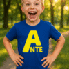 Vesela dječja majica s natpisom "ANTE" u žutoj na plavoj pozadini.