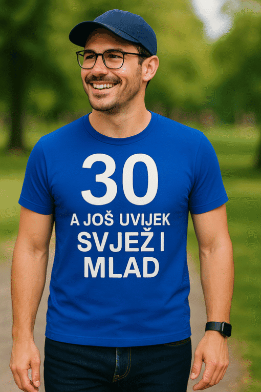 Svijetla muška majica s printom za 30. rođendan, moderna optima odjeća za muškarce.