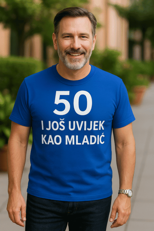 Nositelj osobne majice s tiskom za 50. rođendan, moderna i elegantna rođendanska majica.