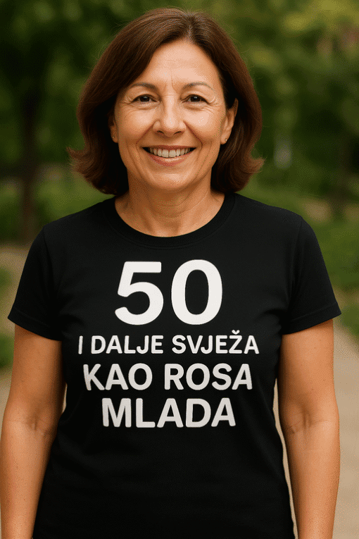 Kad za majicu s natpisom "50 i dalje svježa kao rosa mlada".
