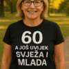 - Svilena majica s natpisom za aktivne žene preko 60 godina, moderna i udobna.