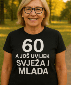 - Svilena majica s natpisom za aktivne žene preko 60 godina, moderna i udobna.