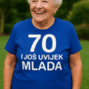 Stariji žena u plavoj majici s printom, s osmijehom, park prirode, optimizam i aktivan život; savršene majice za starije.