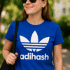 Tkanice Adidas adihash na ženskoj plavoj majici, zabavan i sportski izgled.