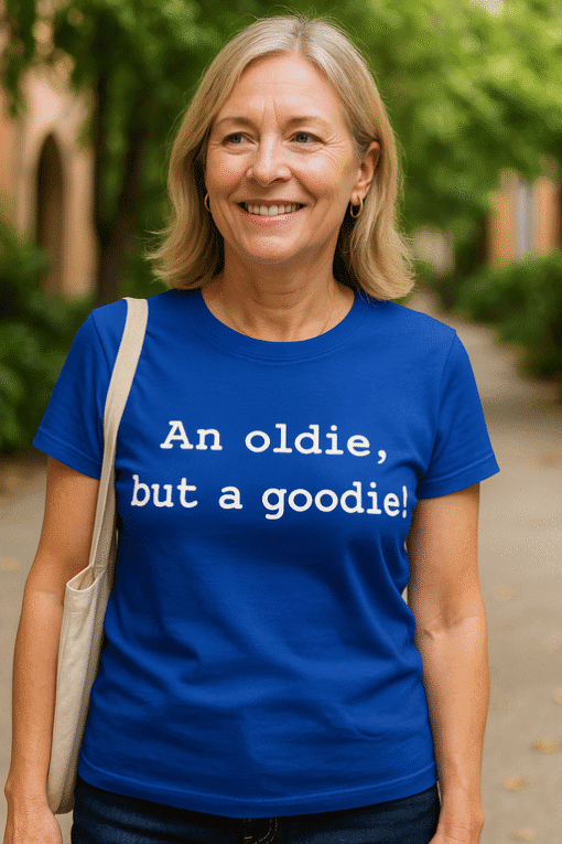 Stariji čovjek smiješi se na šetnici u prirodi, odjeven u plavu majicu s porukom, optimističan izgled.