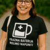 1. Šalica s natpisom "Prazna baterija molimo napuni" printed t-shirt za ljubitelje humora.