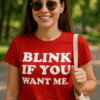 Otvorena majica s natpisom Blink if you want me, modni print, casual odjevni predmet.