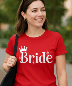 1. Ženska u crvenoj majici s natpisom Bride, idealno za vjenčanja i tematske događaje.