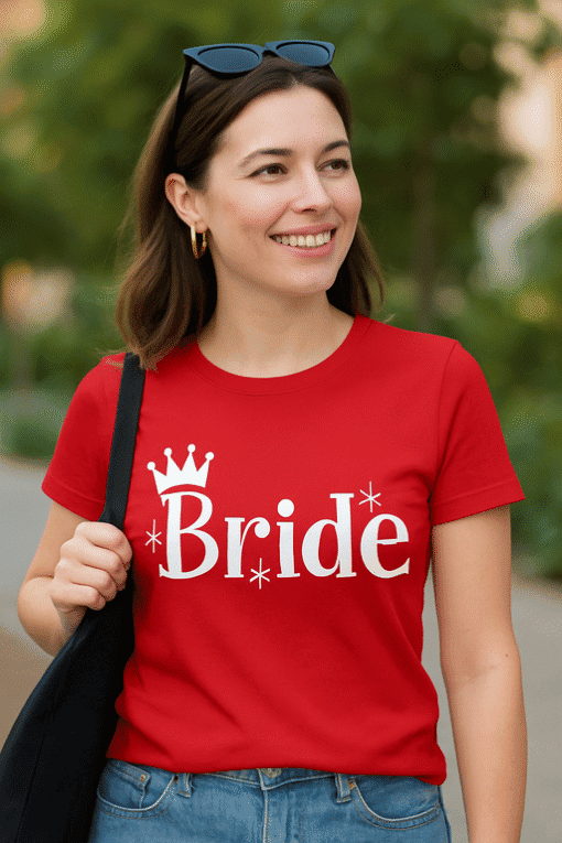 1. Ženska u crvenoj majici s natpisom Bride, idealno za vjenčanja i tematske događaje.