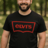Elvi's logo na majici, casual stil, odmak od formalnog, moderni izgled.