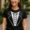 Smeđa majica s tuxedo printom za žene, casual i elegantan dizajn.