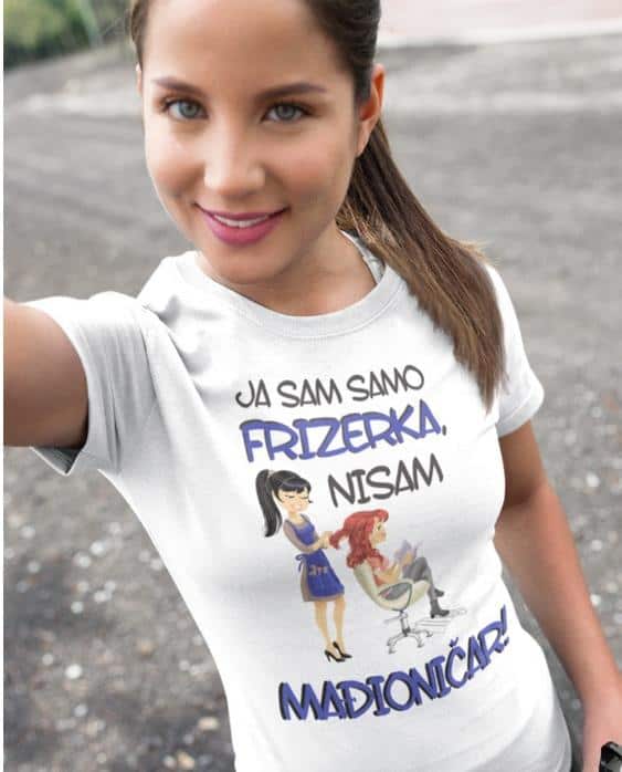 1. Ženska nosi personaliziranu majicu s printom s motivom frizerke.