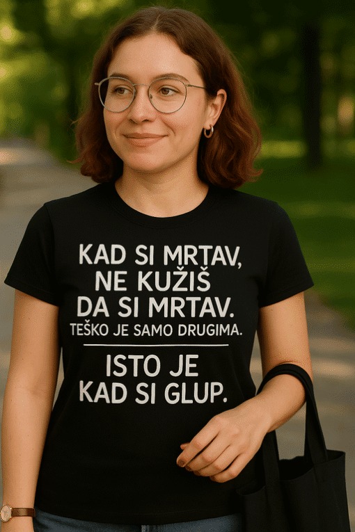 Slojevita majica s porukom, idealna za svakodnevno nošenje i izražavanje osobnosti.