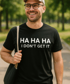 Osmiješan muškarac u parku s crnom majicom s natpisom "HA HA HA I DON'T GET IT".
