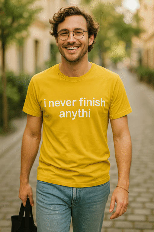 Sivi majica s natpisom "i never finish anything" za modernu i udobnu odjeću.