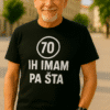 Stariji muškarac sa srebrom kosom u crnoj majici za 70. rođendan, moderni stil, urban pozadina, radna odjeća.