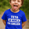 Srećan dječak s majicom Teta je rekla, da smijem, na otvorenom prostoru.