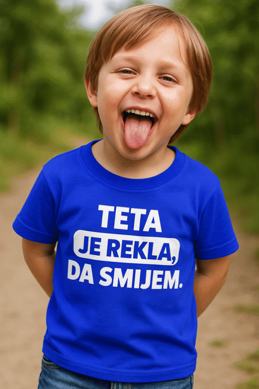 Srećan dječak s majicom Teta je rekla, da smijem, na otvorenom prostoru.