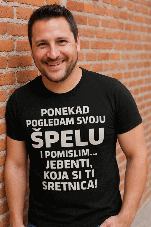 Nasmiješen muškarac u crnoj majici s printom, urban okoliš.