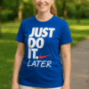 Natpis na majici Nike "Just Do It Later" za sport i rekreaciju.