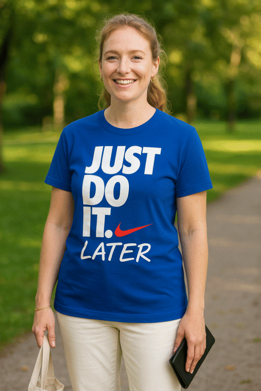 Natpis na majici Nike "Just Do It Later" za sport i rekreaciju.