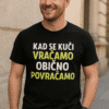 Majica s natpisom KAD SE KUĆI VRAĆAMO OBIČNO POVRAĆAMO