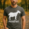 Nosiva majica s konjičkim printom i tekstom Nostra, muška casual odjeća za sport i svakodnevne aktivnosti.