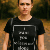 Odrasla žena s crnim majicom s tekstom "I want you to leave me alone".