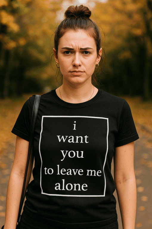 Odrasla žena s crnim majicom s tekstom "I want you to leave me alone".