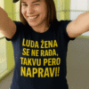 Samostalna žena noseći T-shirt s motivacijskim natpisom Luda žena se ne rada, takvu pero napravi!.