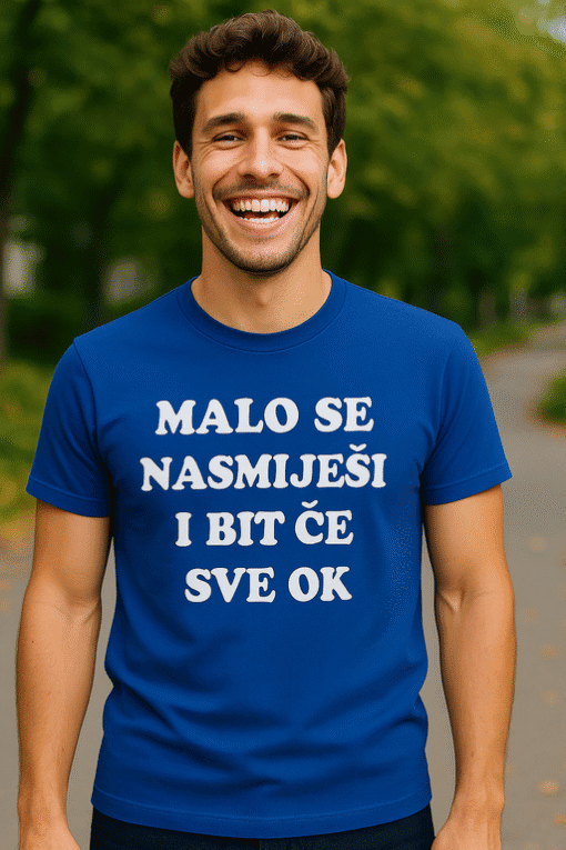 Smiješan čovjek u plavoj majici s natpisom optima.