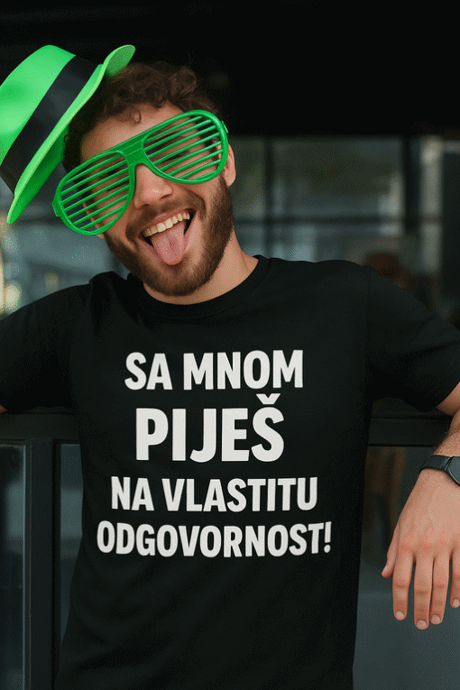 Puno zelena šalica i šešir, sunčan i sretan čovjek na tulumu.