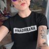 1. Ženska u crnoj majici s natpisom #NADRKANA, odraz grada u naočalama.