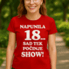 1. Ženska u crvenoj majici s ispisom, idealna za optima promocije, personalizirane majice za svakodnevne prigode.