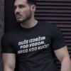 Ručno tiskana majica s humorističnim tekstom, moderna modna odjeća za svakodnevnu uporabu.