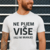 Oznaka alt teksta: T-shirt s hasanom porukom "Ne pijem više ili ni manje" za optima branding.