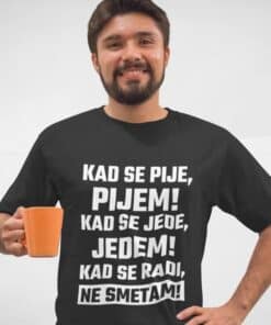 Majica s natpisom ne smetam za introverte i ljubitelje suhog humora