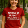 Silueta žene u crvenoj majici s natpisom Nenmoj se sramiti, optimističan modni izbor.