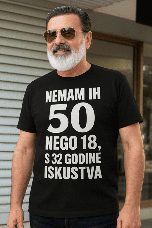 Blagoslivljeni-čovjek-u-komercijalnoj-majici-s-tekstom-50-godina.
