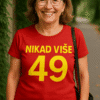 22ALT text: ženska u crvenoj majici s natpisom Nikad više 49, smiješi se na šetnji prirodom.