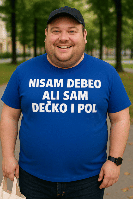 Nespecificirana muška osoba u plavoj majici s tekstom, šeta u parku.