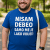 Nasmiješen muškarac u plavoj majici s humorističnim natpisom o videoigrama.