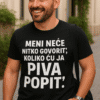 Nasmiješeni muškarac u crnoj majici s humorističkim natpisom, urbani stil, markirana odjeća.