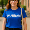 1. ženska u plavoj majici s natpisom PANRAM, optima tisk, moderna odjeća, casual stil.