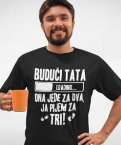 Nasmiješeni muškarac s crnom majicom za tatu s humorističnim printom o budućnosti.