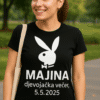 Ženska u crnoj majici s PlayBoy Playboy logom i tekstom za Majinu večer, 5.5.2025.