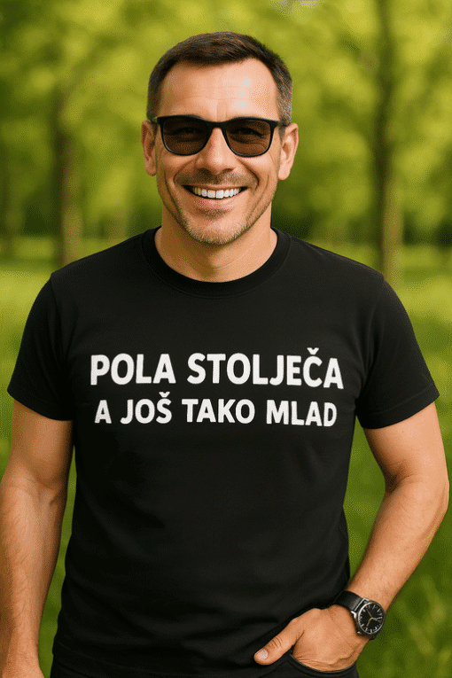 Šalica sa šaljivim natpisom, moderna odjeća, outdoor okruženje, optima, humor, personalizirane majice, kvalitetne tkanine, zabava, promocija.