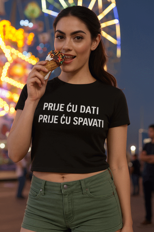 Zabavan majica s natpisom za mlade, idealna za svakodnevno nošenje u gradu.