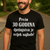 Prvi muž s majicom o 30 godina, humorističan slogan, casual stil, prirodno okruženje, za promociju Top-majice.hr.