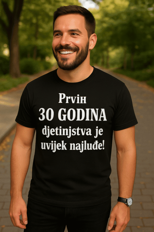 Prvi muž s majicom o 30 godina, humorističan slogan, casual stil, prirodno okruženje, za promociju Top-majice.hr.